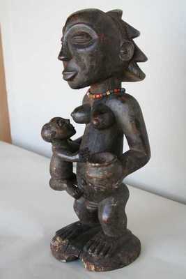 Luba(maternité), d`afrique : Rép.démoncratique du Congo., statuette Luba(maternité), masque ancien africain Luba(maternité), art du Rép.démoncratique du Congo. - Art Africain, collection privées Belgique. Statue africaine de la tribu des Luba(maternité), provenant du Rép.démoncratique du Congo., 1276/5002 .Très belle maternité Luba. H.38cm.Du bras droit elle tient son enfant pour allaiter et dans la main gauche elle tient un recipient.Elle porte des très vieilles perles.Elle signifie la fécondité et l